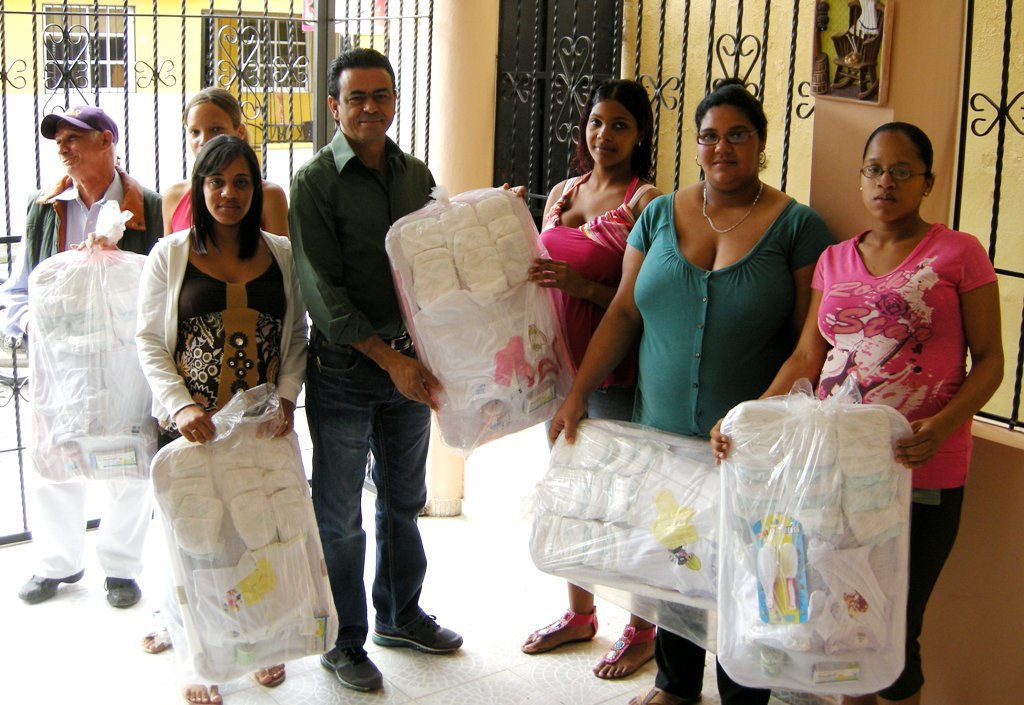 Diputado Carlos García entrega canastillas a mujeres embarazadas